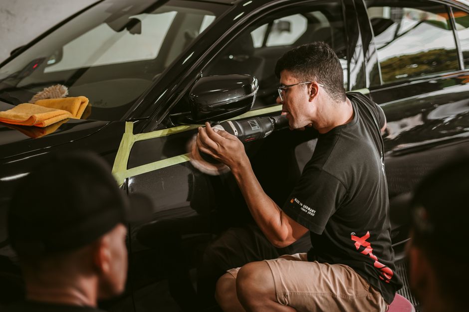 Polishing and correcting car paint